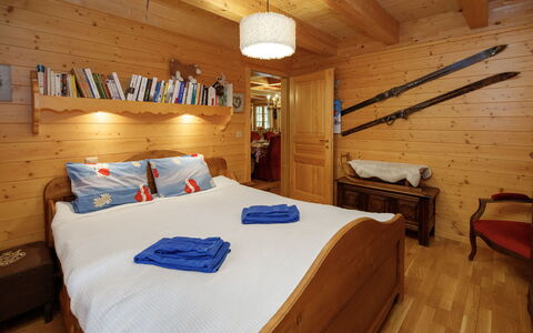 Dörfli: Mueble, Madera, Diseño De Interiores, Habitación, Cama, Sábana, Habitación, Techo, Suelo, Piso