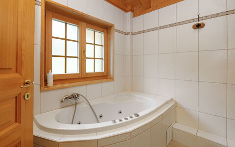Dörfli: Bañera, Arreglo De Tubería, Baño, Piso, Diseño De Interiores, Madera, Suelo, Grifo, Plomería