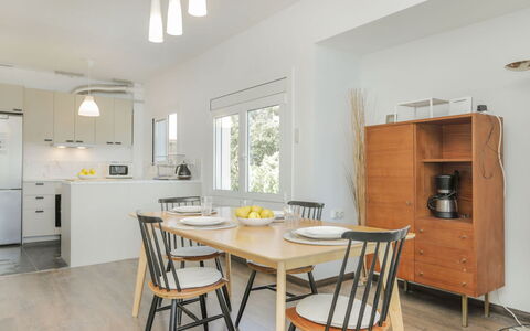 Seaview Salions: Mueble, Diseño De Interiores, Piso, Silla, Suelo, Comedor, Mesa, Cocina Y Comedor Mesa, Madera, Techo