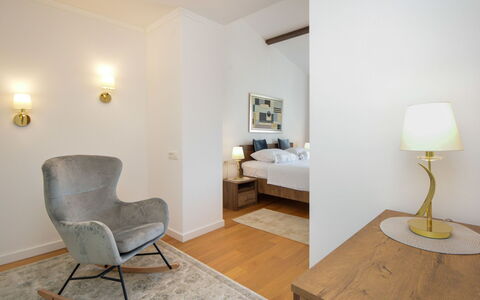Villa Bloom Garden: Mueble, Comodidad, Madera, Encendiendo, Piso, Arquitectura, Sala, Lámpara, Suelo, Edificio