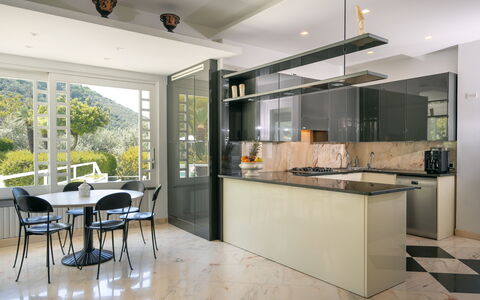 Villa Antonietta: Gabinetes, Mueble, Mostrador, Propiedad, Mesa, Edificio, Silla, Cocina, Madera, Encendiendo