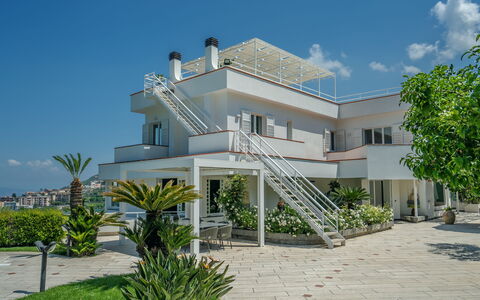 Villa Antonietta: Cielo, Planta, Propiedad, Edificio, Ventana, Nube, Árbol, Barrio Residencial, Casa, Puerta