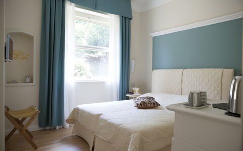 Villa Ermelinda: Mueble, Propiedad, Edificio, Comodidad, Azur, Sombra, Marco De La Cama, Madera, Ventana