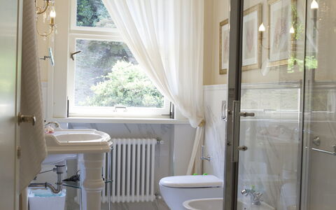 Villa Ermelinda: Mueble, Propiedad, Bañera, Arreglo De Tubería, Madera, Planta, Baño, Cortina, Diseño De Interiores