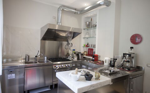 Villa Ermelinda: Gabinetes, Lavabo, Propiedad, Mostrador, Fregadero, Aparato De Cocina, Estufa De Cocina, Grifo, Electrodoméstico, Estufa De Gas