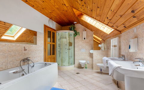 Malovidy: Bañera, Propiedad, Grifo, Arreglo De Tubería, Azur, Ventana, Madera, Lavabo, Diseño De Interiores, Baño