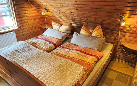 Brigitte: Habitación, Cama, Madera, Diseño De Interiores, Mueble, Sábana, Lecho, Piso, Suelo, Habitación