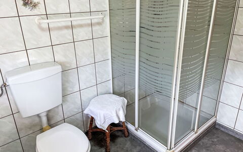 Brigitte: Arreglo De Tubería, Suelo, Baño, Piso, Plomería, Baño, Asiento Del Baño, Puerta De La Ducha, Loseta, Ducha