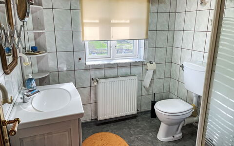 Brigitte: Arreglo De Tubería, Baño, Asiento Del Baño, Baño, Piso, Diseño De Interiores, Lavabo, Lavabo Del Baño, Suelo, Grifo