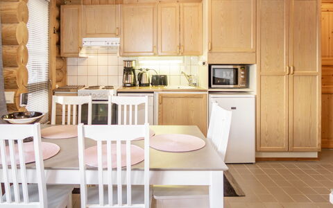 Rukan Roihu: Cocina, Mueble, Aparato De Cocina, Diseño De Interiores, Madera, Gabinetes, Piso, Mostrador, Electrodoméstico, Suelo