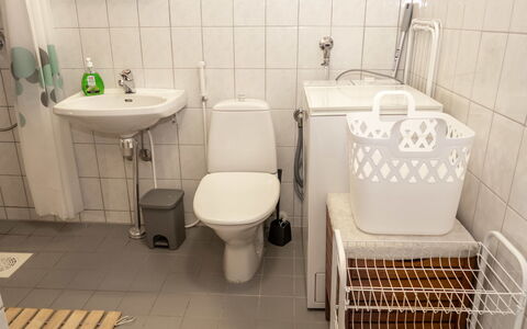 Rukan Roihu: Arreglo De Tubería, Baño, Asiento Del Baño, Lavabo, Lavabo Del Baño, Baño, Piso, Diseño De Interiores, Suelo, Plomería