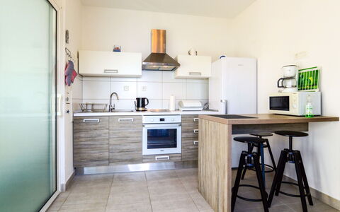 Omiš 901: Gabinetes, Mostrador, Aparato De Cocina, Electrodoméstico, Estufa De Cocina, Cocina, Madera, Estufa De Gas, Diseño De Interiores, Estufa