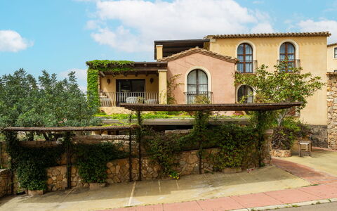 Rokkaria: Cielo, Planta, Nube, Edificio, Ventana, El Terreno Del Lote, Casa, Paisaje, Árbol, Bienes Raíces