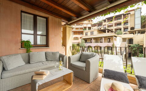 Rokkaria: Mueble, Propiedad, Planta, Sofá, Maceta, Planta De Casa, Edificio, Mesa, Diseño De Interiores, Ventana