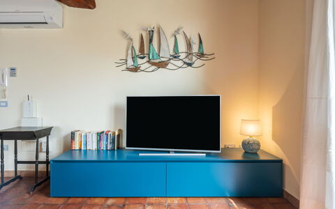 Rokkaria: Mueble, Propiedad, Edificio, Sofá, Azur, Mesa, Madera, Sala, Diseño De Interiores, Casa