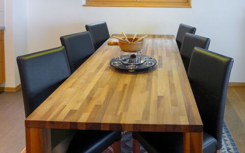 Shangri la: Mesa, Mueble, Propiedad, Vajilla, Rectángulo, Silla, Madera, Edificio, Diseño De Interiores, Manchas De Madera