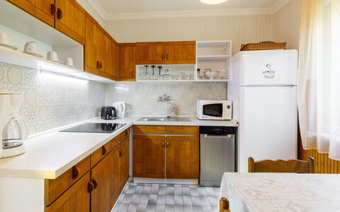 Kaiser: Gabinetes, Mostrador, Fregadero, Lavabo, Propiedad, Grifo, Edificio, Cocina, Madera, Estufa De Cocina