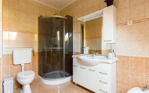 Kaiser: Espejo, Mueble De Baño, Grifo, Arreglo De Tubería, Lavabo, Propiedad, Gabinetes, Lavabo Del Baño, Edificio, Baño