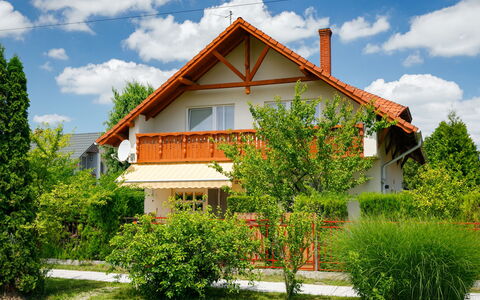 Renata: Nube, Planta, Cielo, Edificio, Propiedad, Ventana, Casa, Árbol, El Terreno Del Lote, Cabaña