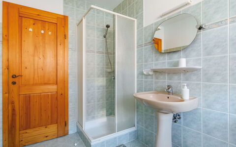 Renata: Espejo, Grifo, Arreglo De Tubería, Lavabo Del Baño, Propiedad, Lavabo, Baño, Planta, Puerta