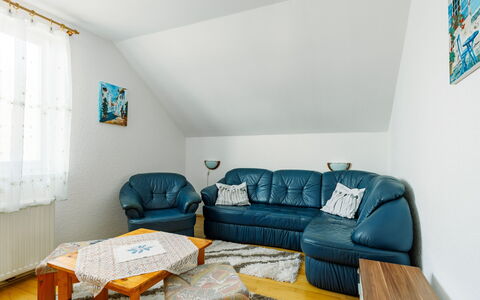 Renata: Sofá, Propiedad, Mueble, Mesa, Marco, Azur, Madera, Ventana, Diseño De Interiores, Encendiendo