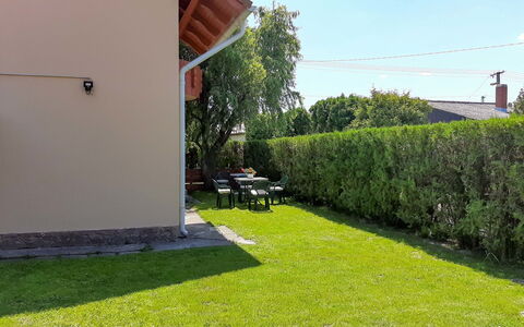 Renata: Planta, Propiedad, Cielo, Edificio, Árbol, Arquitectura, El Terreno Del Lote, Vegetación, Sombra, Hierba