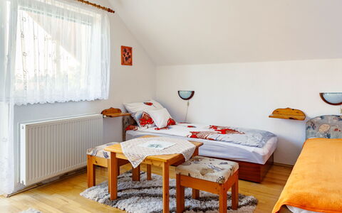 Renata: Mesa, Mueble, Propiedad, Ventana, Madera, Diseño De Interiores, Piso, Suelo, Pintar, Sala