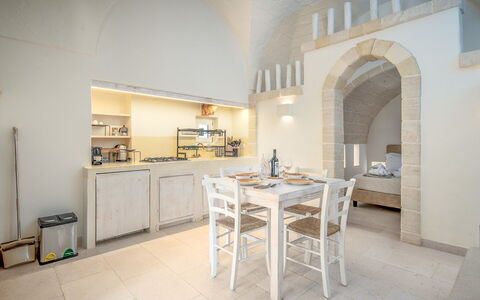 La Torretta - Corte dei Messapi: Mueble, Mesa, Gabinetes, Mostrador, Cocina, Madera, Edificio, Silla, Casa, Diseño De Interiores