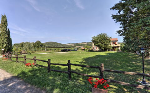Agriturismo Le Selvole: Cielo, Planta, Nube, Árbol, Cerca, Botánica, Paisaje Natural, El Terreno Del Lote, Vegetación, Hierba