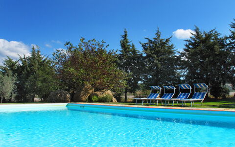 Agriturismo Le Selvole: Agua, Cielo, Nube, Planta, Piscina, Azul, Árbol, Mueble Para Exteriores, Sombra, Paisaje Natural