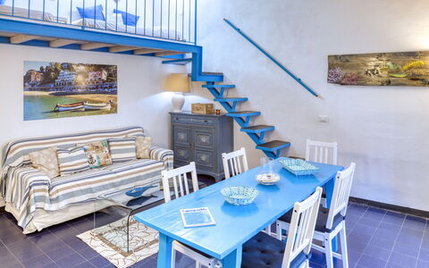 Appartamento Ivana - Levanto: Azul, Madera, Diseño De Interiores, Habitación, Mesa, Mueble, Escalera, Pared, Suelo, Silla
