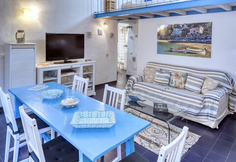 Appartamento Ivana - Levanto: Habitación, Diseño De Interiores, Mesa, Mueble, Sofá, Set De Televisión, Sala, Casa, Monitor De Pantalla Plana