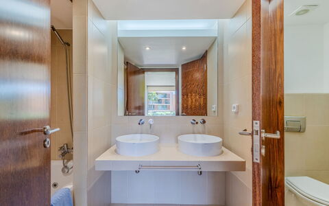 Gale 20: Diseño De Interiores, Baño, Piso, Arreglo De Tubería, Suelo, Madera, Lavabo Del Baño, Lavabo, Grifo, Espejo