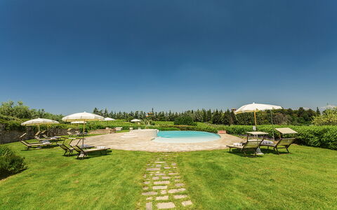Villa Sole Del Chianti: Planta, Cielo, Agua, Propiedad, Árbol, Azur, Paisaje Natural, Piscina, El Terreno Del Lote, Mueble Para Exteriores
