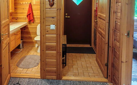 Ylläskuru D 2: Piso, Madera, Suelo, Diseño De Interiores, Habitación, Manchas De Madera, Techo, Madera Dura, Puerta, Mueble