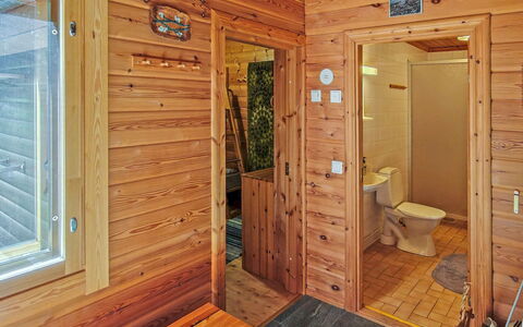 Ylläskuru D 2: Pared, Piso, Madera, Suelo, Techo, Diseño De Interiores, Puerta, Manchas De Madera, Habitación, Casa
