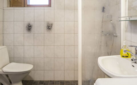 Lapinkulta B: Asiento Del Baño, Baño, Baño, Piso, Arreglo De Tubería, Suelo, Pared, Diseño De Interiores, Lavabo Del Baño, Lavabo