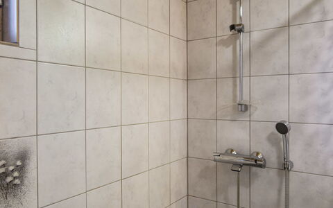 Lapinkulta B: Piso, Alcachofa De La Ducha, Baño, Suelo, Arreglo De Tubería, Barra De La Ducha, Ducha, Plomería, Loseta, Panel De Ducha