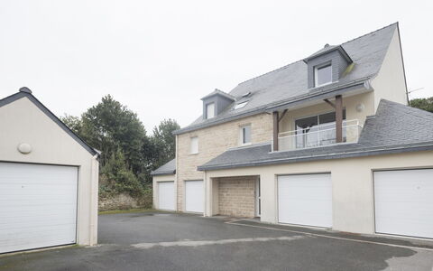 Quiberon 242: Edificio, Cielo, Puerta De La Cochera, Superficie De La Carretera, Casa, El Terreno Del Lote, Asfalto, Árbol, Ventana