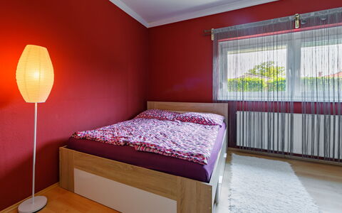 Ildiko: Propiedad, Mueble, Edificio, Ventana, Comodidad, Madera, Textil, Casa, Sombra, Diseño De Interiores