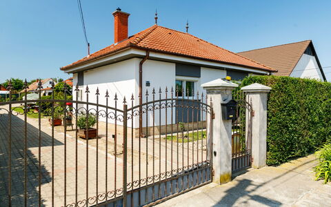 Ildiko: Cielo, Planta, Propiedad, Edificio, Ventana, Casa, El Terreno Del Lote, Cerca, Barrio