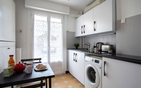 Le Cormoran: Propiedad, Mueble, Cuarto De Lavado, Aparato De Cocina, Gabinetes, Mesa, Cocina, Diseño De Interiores, Mostrador, Ventana
