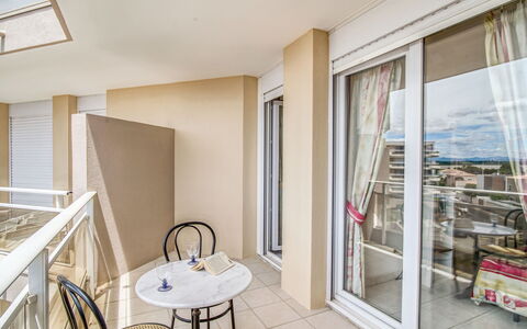 Grand Sud: Mueble, Mesa, Ventana, Edificio, Madera, Diseño De Interiores, Silla, Suelo, Sombra