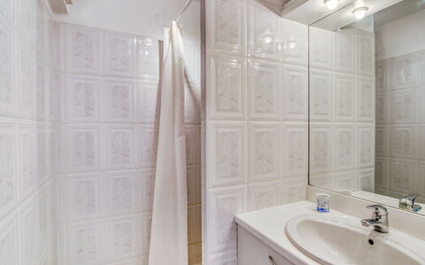 Grand Sud: Espejo, Arreglo De Tubería, Lavabo, Propiedad, Grifo, Lavabo Del Baño, Baño, Madera, Diseño De Interiores, Mueble De Baño