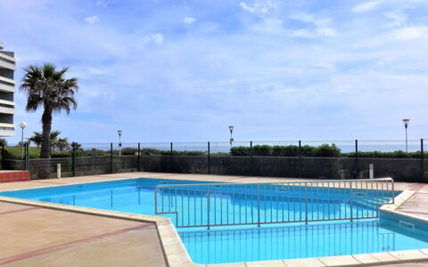 Grand Sud: Mesa, Planta, Mueble, Paraguas, Edificio, Mesa Al Aire Libre, Mueble Para Exteriores, Sombra, Árbol, Silla