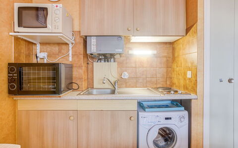 Résidence les Béniguets: Gabinetes, Fregadero, Mostrador, Lavabo, Propiedad, Grifo, Mueble, Aparato De Cocina, Arreglo De Tubería, Electrodoméstico