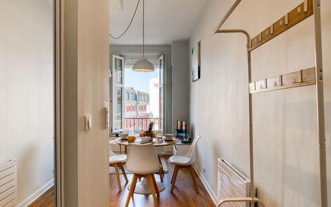 Villa Brillante: Mueble, Mesa, Silla, Madera, Suelo, Piso, Edificio, Puerta, Sombra