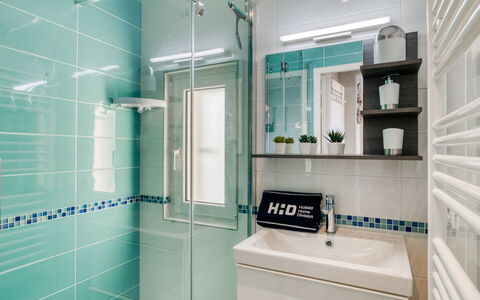 Villa Brillante: Espejo, Arreglo De Tubería, Propiedad, Alcachofa De La Ducha, Puerta De La Ducha, Azur, Ducha, Baño, Diseño De Interiores