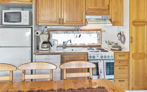 Rukakuru 47: Cocina, Aparato De Cocina, Mostrador, Mueble, Gabinetes, Electrodoméstico, Madera, Diseño De Interiores, Lavabo, Piso