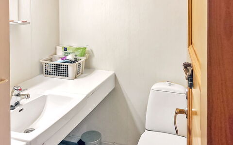 Rukakuru 47: Baño, Arreglo De Tubería, Lavabo Del Baño, Pared, Lavabo, Asiento Del Baño, Piso, Diseño De Interiores, Suelo, Grifo